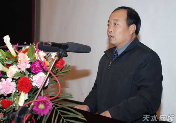 麥積區(qū)委副書記、區(qū)長張克強(qiáng)主持春節(jié)團(tuán)拜會.jpg