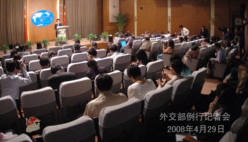 姜瑜就胡錦濤訪日、火炬?zhèn)鬟f、中國(guó)政府與達(dá)賴(lài)方面接觸磋商等答問(wèn)