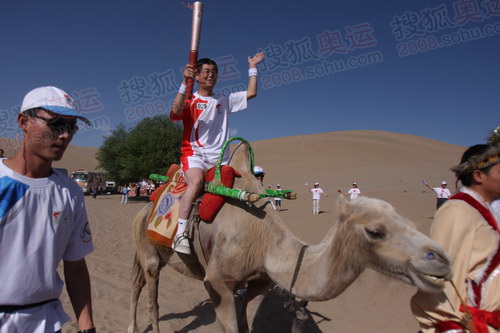 火炬手騎駱駝傳圣火