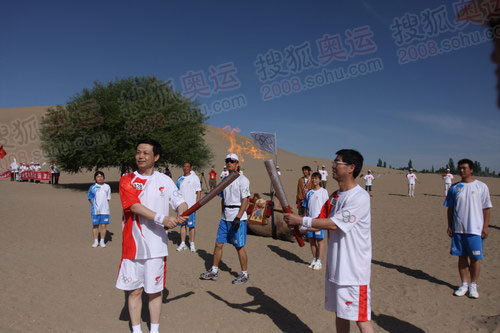 火炬手在大漠中交接圣火