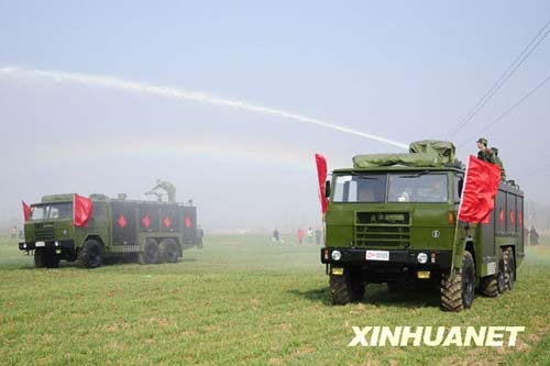 2月10日，駐河南南陽(yáng)某部官兵在南陽(yáng)市臥龍區(qū)王村鄉(xiāng)柳灣村幫助農(nóng)民澆麥抗旱。新華社發(fā)