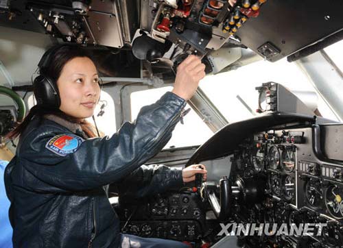2月11日，空軍女飛行員王亞平在山東濰坊投入抗旱工作。廣州軍區(qū)空軍運(yùn)輸航空兵某師出動(dòng)5架飛機(jī)奔赴旱情最嚴(yán)重的河南、山東、湖北等地，執(zhí)行人工增雨任務(wù)，配合當(dāng)?shù)乜购稻葹?zāi)。新華社發(fā)(沈玲 攝)