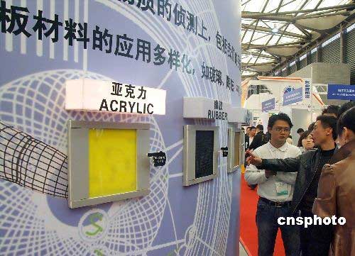 　　2009年2月13日消息，日前，一份由工信部主導(dǎo)制定的中國(guó)電子信息產(chǎn)業(yè)振興規(guī)劃(2009年-2011年)初稿已正式完稿，規(guī)劃中將提出加快實(shí)施一批重大工程，主要涉及集成電路、平板產(chǎn)業(yè)、3G、寬帶通信等。中新社發(fā)井韋 攝