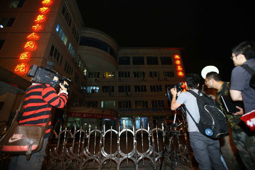 我國內(nèi)地發(fā)現(xiàn)首例甲型H1N1流感疑似病例 病人已被隔離治療 5月10日，媒體記者在成都市傳染病醫(yī)院外采訪。