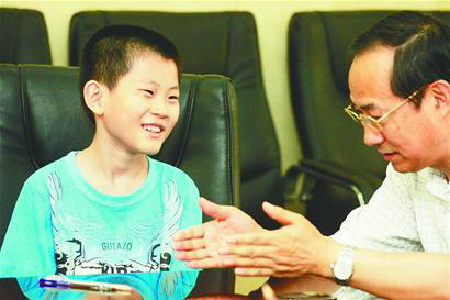 10歲“神童”蘇劉溢在接受山東大學(xué)招生辦公室人員的面試 記者崔健 攝