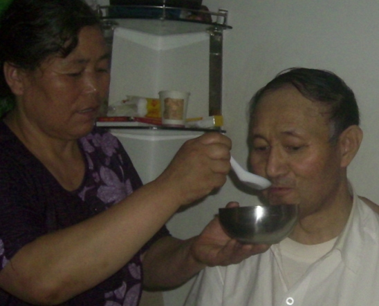 山區(qū)教師與病魔抗?fàn)?6年堅持任教至累倒(組圖)