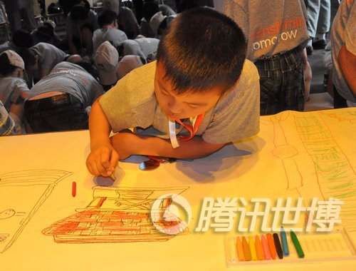 盧森堡館邀災(zāi)區(qū)孩子逛世博 畫下心中的上海