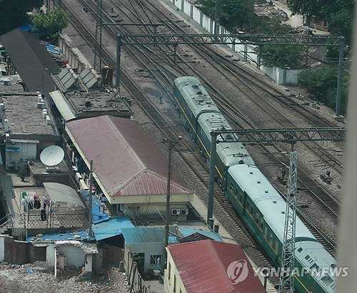 韓媒拍攝的據(jù)稱是金正日專列的火車駛離南京站