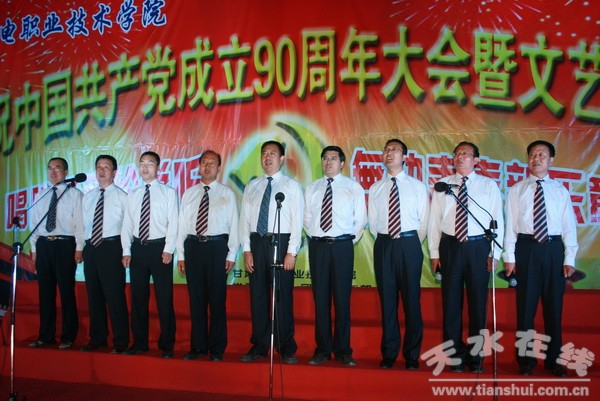 8、學(xué)院領(lǐng)導(dǎo)班子全體成員為黨獻(xiàn)歌.jpg