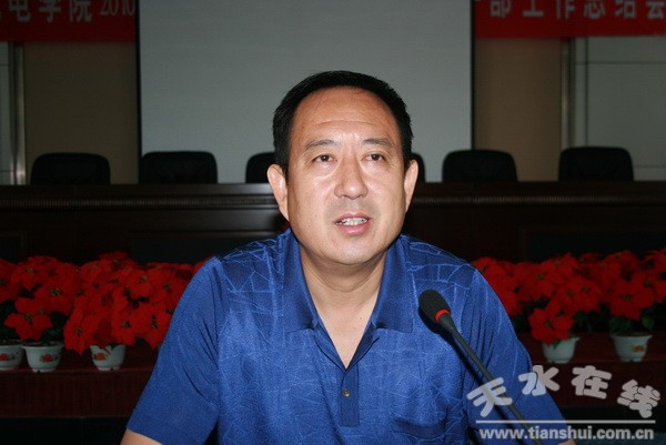2、黨委書記、院長李宗義主持會議并講話.jpg
