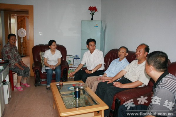 5、慰問(wèn)老黨員曾子文.jpg