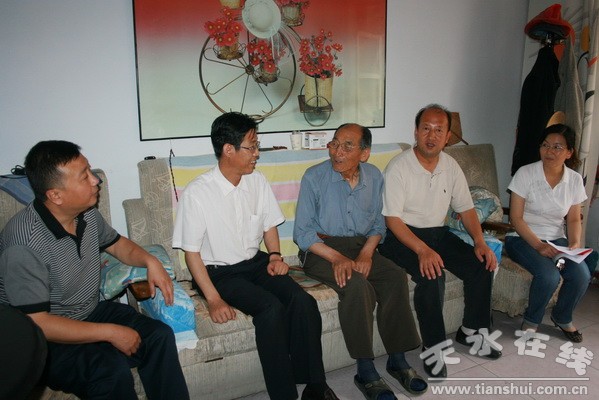 3、在老黨員王喜俊家慰問(wèn).jpg