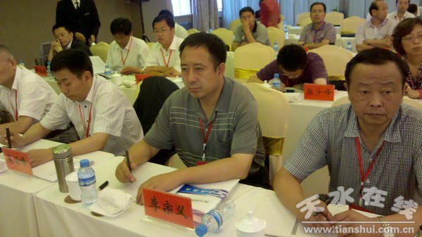 3、黨委書記、院長李宗參加座談會(huì).jpg