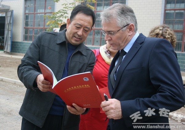 6、李宗義書記向英國專家介紹學(xué)校情況.jpg