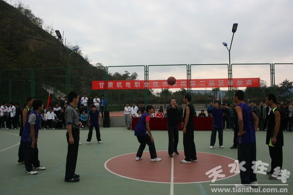 6、李自勇副院長為比賽開球.jpg