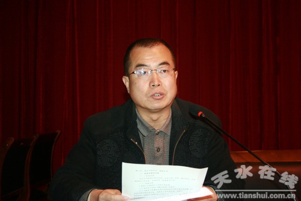 3、副院長(zhǎng)李自勇宣讀開展廉潔文化進(jìn)校園活動(dòng)有關(guān)文件.jpg