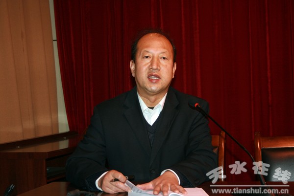 2、學(xué)院黨委副書記、副院長(zhǎng)王芳弟主持活動(dòng).jpg