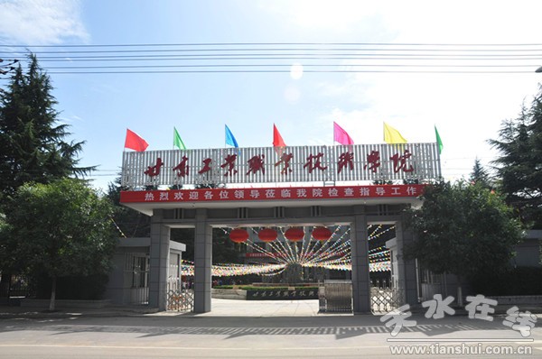 學(xué)校大門.jpg
