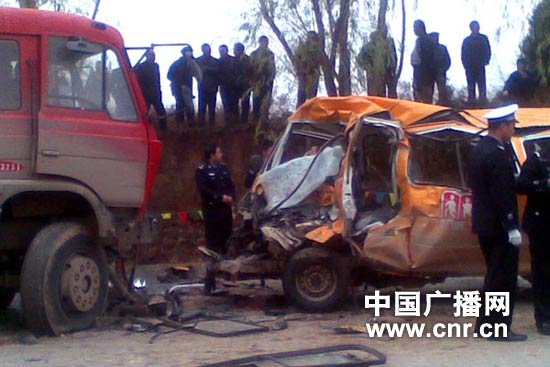 甘肅省正寧縣一幼兒園校車被撞 已致19人遇難