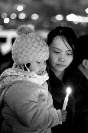 昨晚7時(shí)許,許多蘭州市民自發(fā)在蘭州市東方紅廣場(chǎng)為“11·16”重大交通事故中的遇難者舉行哀思活動(dòng) 圖 CFP