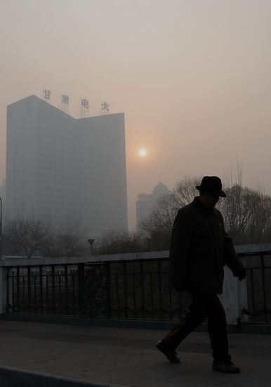 蘭州出現(xiàn)重度污染天氣 太陽變成黃色光團(圖)