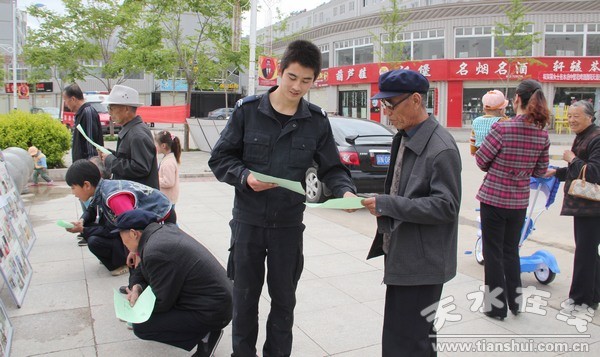 消防員給群眾散發(fā)宣傳彩頁.jpg