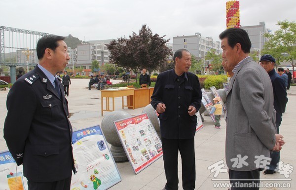 緝毒民警向群眾介紹毒品危害.jpg