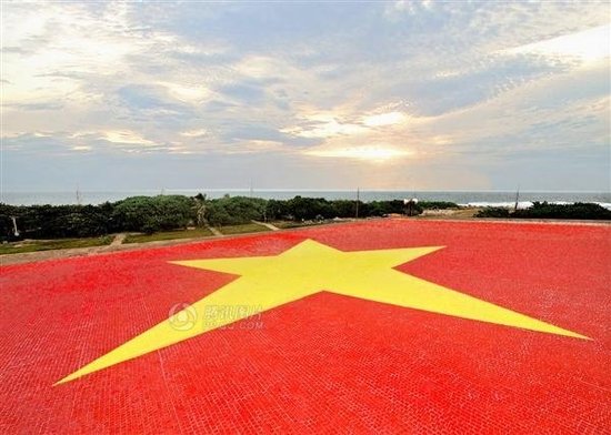 越南在我國(guó)南沙南威島用瓷片鋪設(shè)巨幅國(guó)旗(圖)