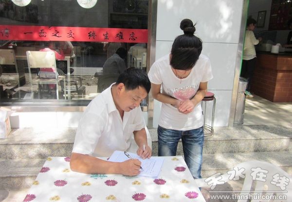 工作人員深入餐飲業(yè)清查油煙治理情況.jpg