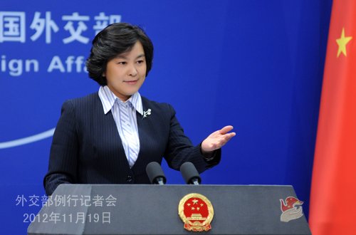 2012年11月19日，外交部發(fā)言人華春瑩主持例行記者會。