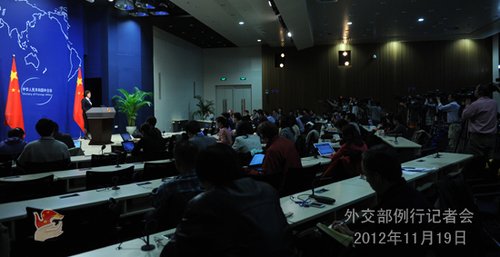 2012年11月19日，外交部發(fā)言人華春瑩主持例行記者會。