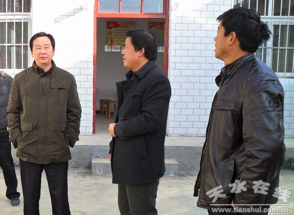 檢查鐵爐村陣地建設(shè)1.jpg