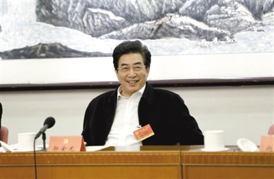 郭金龍笑著回應(yīng)參會(huì)者對(duì)報(bào)告的看法和意見。中共北京市委十一屆二次全會(huì)昨日召開。新京報(bào)記者 秦斌 攝