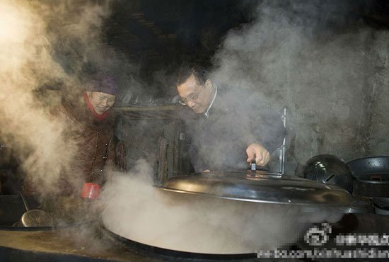 李克強在湖北恩施冒雨前往大山深處看望村民