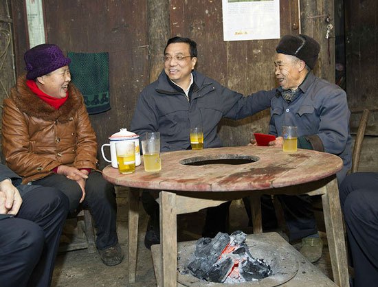 李克強在湖北恩施冒雨前往大山深處看望村民
