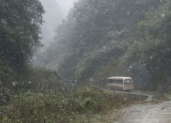 李克強在湖北恩施冒雨前往大山深處看望村民