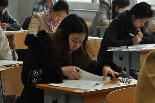 2013年國家公務(wù)員考試筆試現(xiàn)場,考生正認(rèn)真答題(攝影 熊旭)