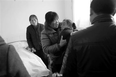2月28日,薛集鎮(zhèn)秦集衛(wèi)生院一房間內(nèi),親屬在勸哭泣的遇難者張晴的母親。 新京報記者 秦斌 攝 2月28日,薛集鎮(zhèn)秦集衛(wèi)生院一房間內(nèi),親屬在勸哭泣的遇難者張晴的母親。 新京報記者 秦斌 攝