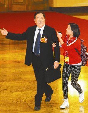 女記者攔10名部長(zhǎng)采訪走紅 被稱“攔部姐”