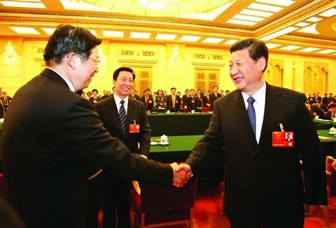 昨天參加完江蘇團(tuán)審議后，習(xí)近平總書記與代表們一一握手、親切交談。圖為總書記與蔣宏坤代表握手。于先云攝
