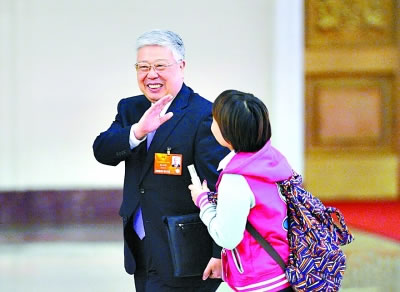 民政部部長(zhǎng)李立國(guó)被記者攔下