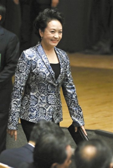 專家稱彭麗媛著裝沉穩(wěn)含蓄 服飾設(shè)計含軍服元素