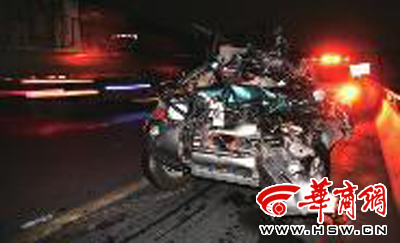 24日零時(shí)30分,事故車輛已被拖出隧道,等待拖離 本報(bào)記者 韓仲 攝