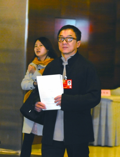 政協(xié)委員、電影明星成龍亮相。 IC供圖