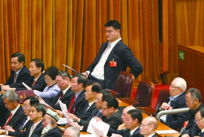 姚明認真聽會。IC供圖