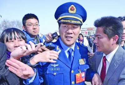 朱德之孫朱和平委員被記者追問“釣魚島”、航母等熱點問題。