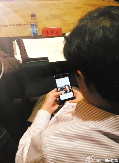 @網(wǎng)友“六間房劉磊”：李彥宏在兩會(huì)會(huì)場(chǎng)上偷偷百度關(guān)于自己的新聞報(bào)道。