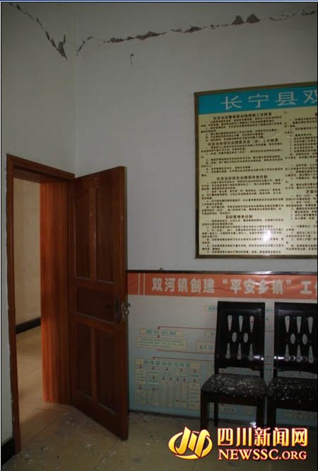 雙河鎮(zhèn)政府辦公樓出現(xiàn)明顯裂縫