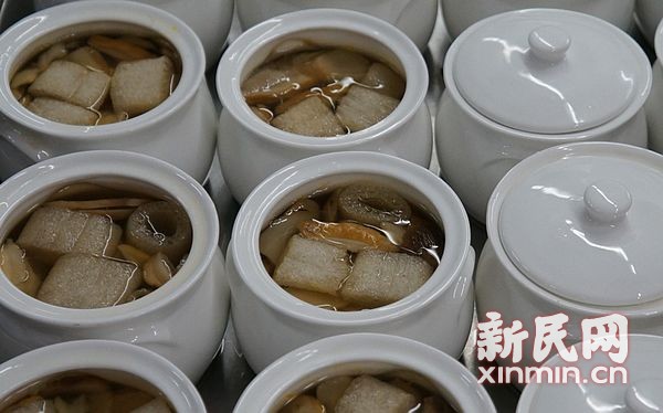 圖說：松茸野菌湯滋補(bǔ)養(yǎng)身。
