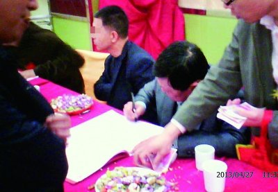 貧困縣反貪副局長擺回門宴 門口停多輛公車(圖)